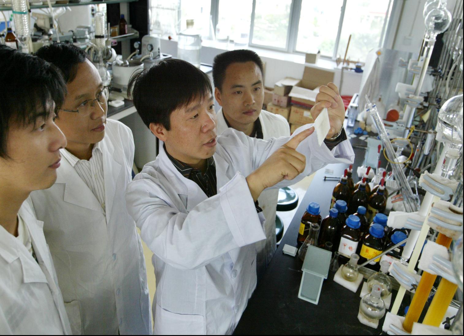 戴好富研究员指导课题组成员进行实验.jpg