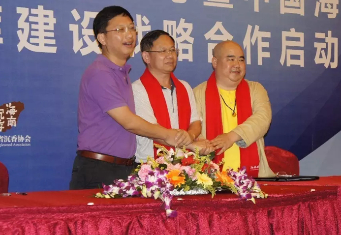 马子龙书记签署三方合作协议.jpg